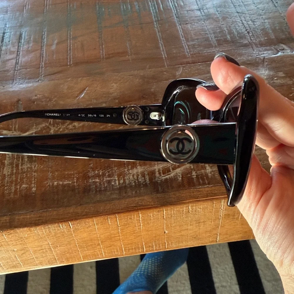 CHANEL vintage Chic Tortoise Shell Sunglasses with silver spinning logos - Picture 7 of 8